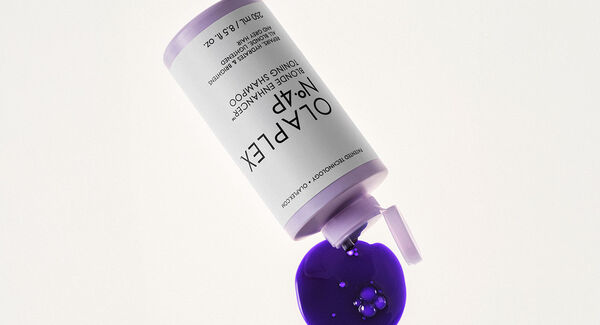 De Olaplex N&ordm;.4P Blonde Enhancer Toning Shampoo gebruiken